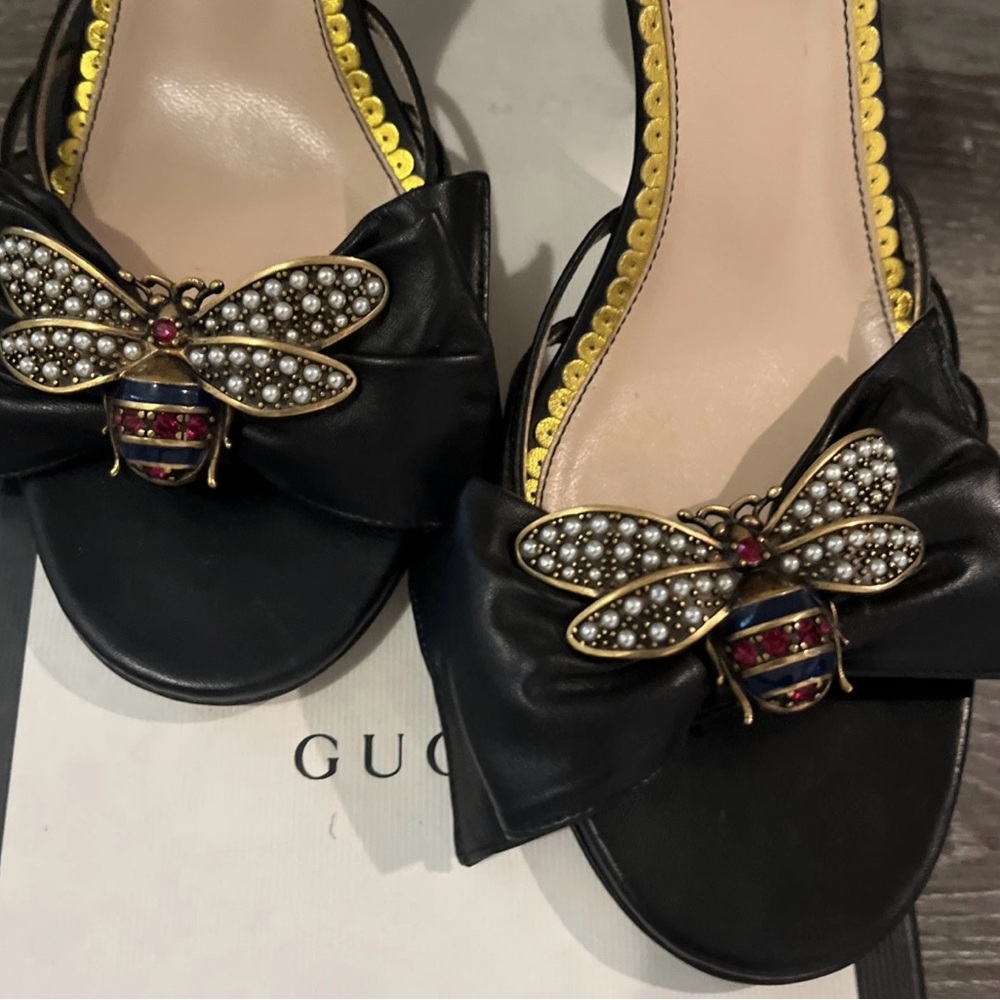 Gucci Leather Queen Bee Black Heels with Embellished Bee - Picture 2 of 6